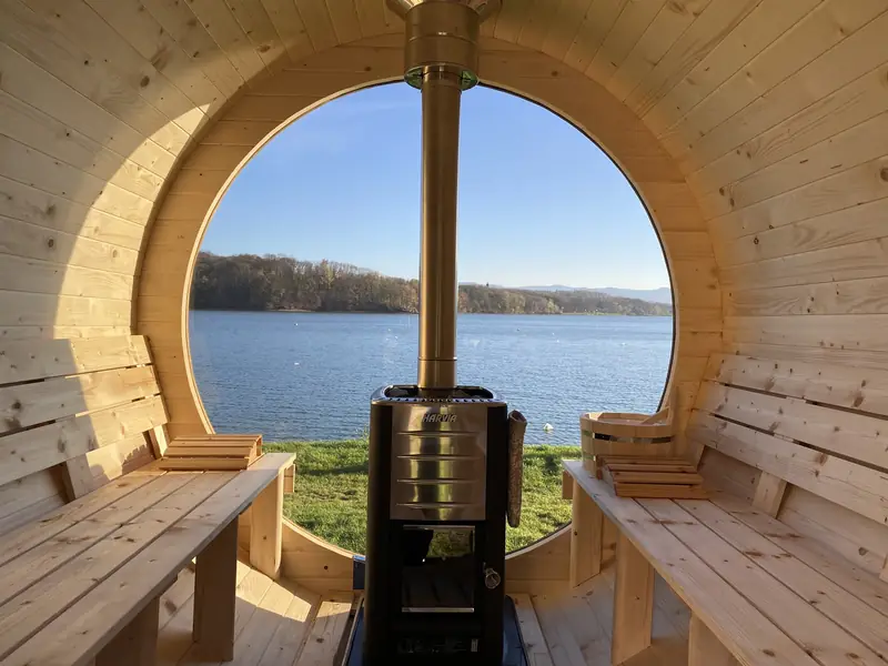 Interiér panoramatické sauny s výhledem kulatým oknem